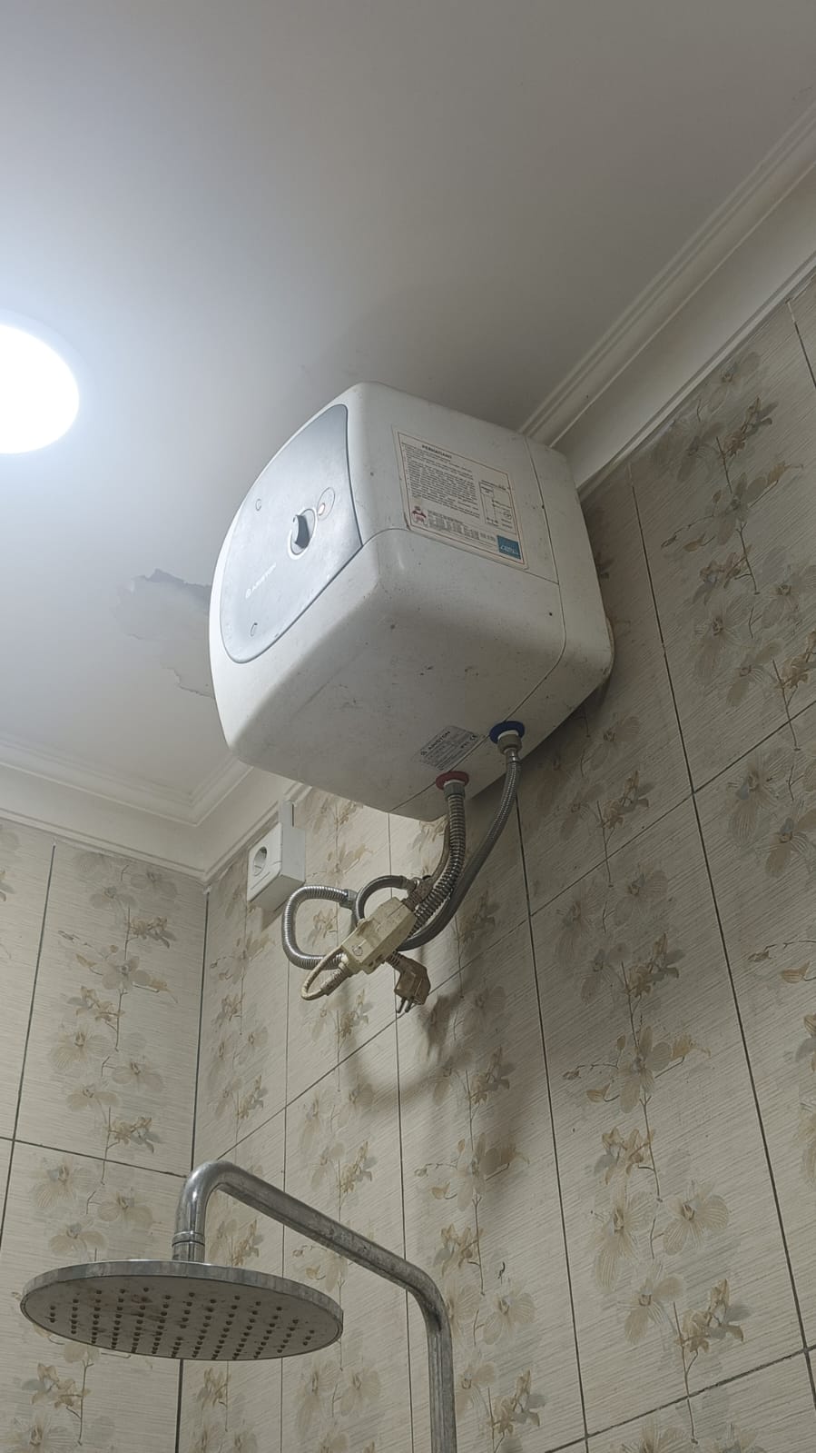 Service Water Heater Ariston Tangerang Selatan